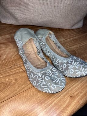Ollio Dusty Blue Floral Lace Ballet Flats Women’s Size 8 Embroidered Mesh